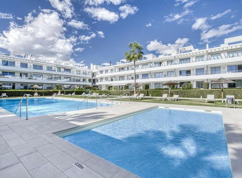 Foto 735dbf50-4465-4fa0-b78a-1743a3d9b477. Apartament amb aparcament piscina a Bel - Air Estepona