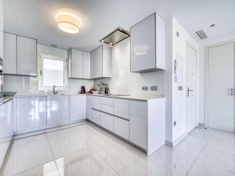 Foto e85e24e6-0e14-456f-8702-ec78ee9a0d5d. Apartament amb aparcament piscina a Bel - Air Estepona