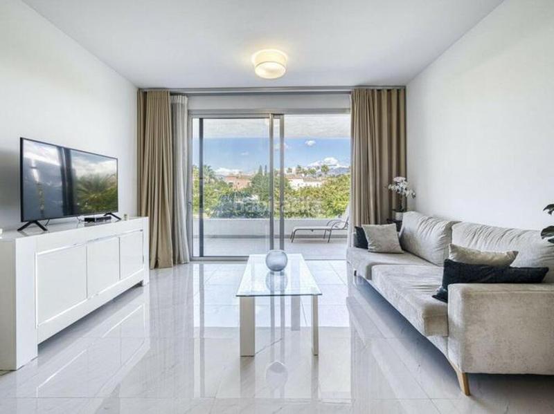 Foto fd48d935-3a07-4f24-8695-9b850c6df100. Apartament amb aparcament piscina a Bel - Air Estepona