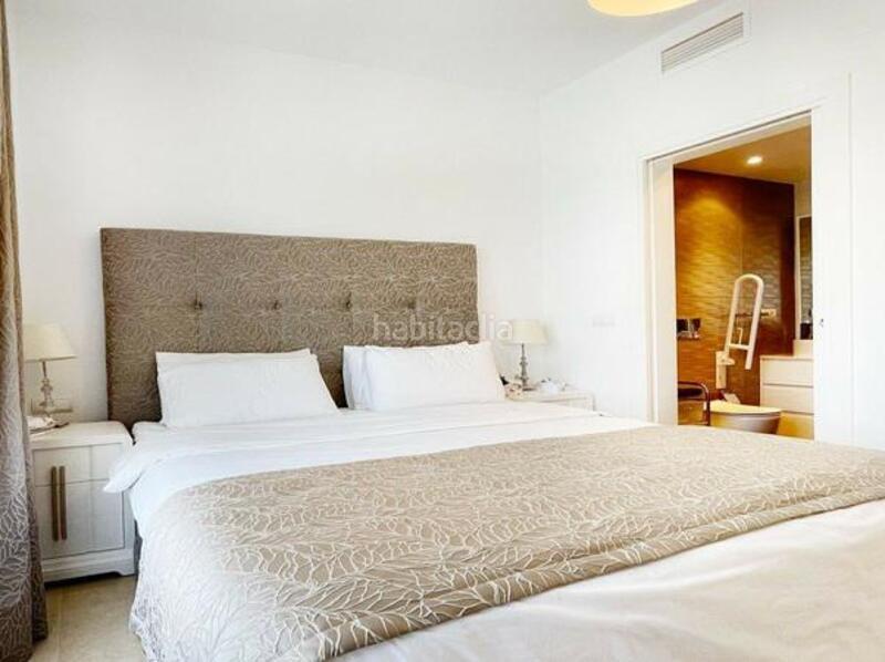 Foto 7cf90b6b-ad60-492f-bf27-0958ec91971a. Attico con parcheggio piscina in Nueva Andalucía centro Marbella