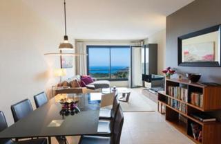 Piccolo appartamento in Alto de los Monteros. Apartamento contemporáneo con vistas al mar y licencia turística