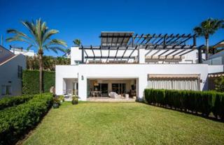 Casa a schiera in Elviria. Elegante y moderna casa adosada con solárium en la azotea en mar