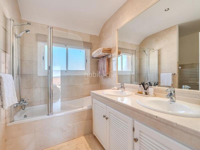 Foto 6a468506-bc6e-430e-bc85-45b18fe2b722. Rent penthouse with parking pool in Los Naranjos Marbella