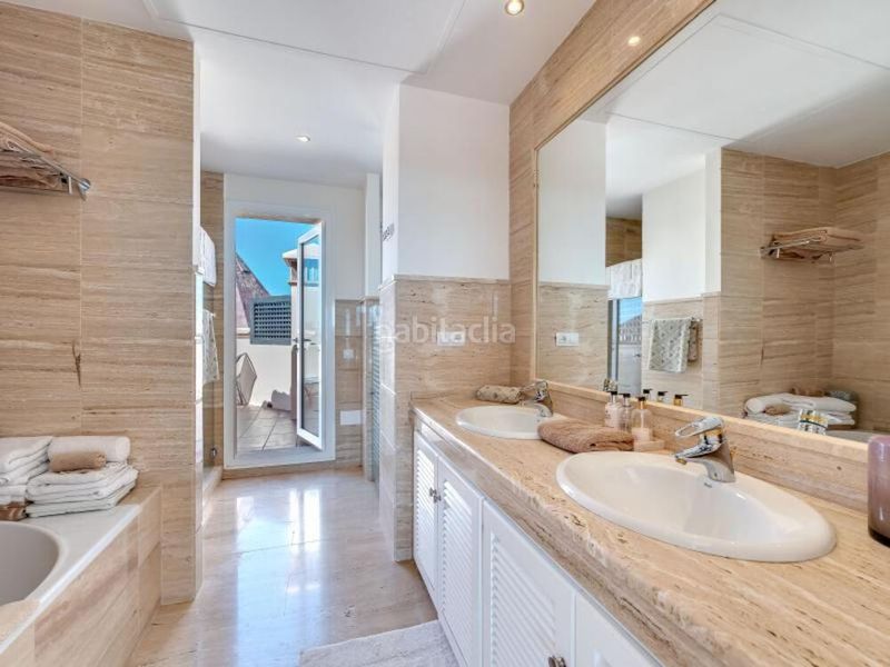 Foto 7d9a90ab-65f8-4d90-9c4b-9251c417ed81. Rent penthouse with parking pool in Los Naranjos Marbella