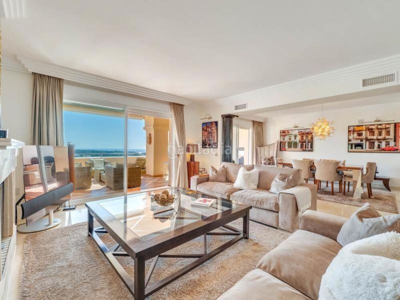 Foto 9d50efb0-0c8d-47a0-b886-2de75b7585c3. Rent penthouse with parking pool in Los Naranjos Marbella