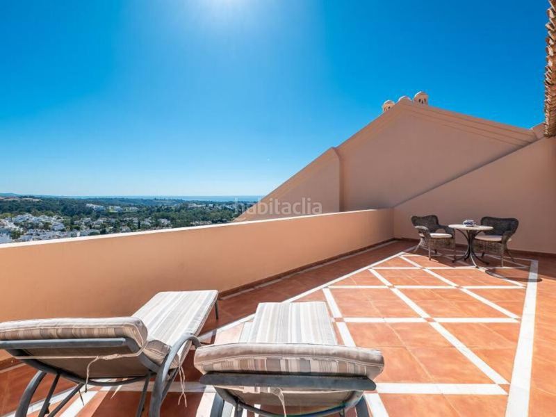 Foto c993dc8b-65db-4f4d-a1e7-0b9f68042cb6. Rent penthouse with parking pool in Los Naranjos Marbella
