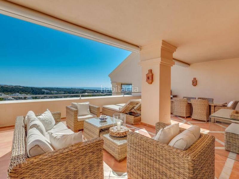 Foto d310ee6a-e31f-4af8-9898-c8f89cacee44. Rent penthouse with parking pool in Los Naranjos Marbella