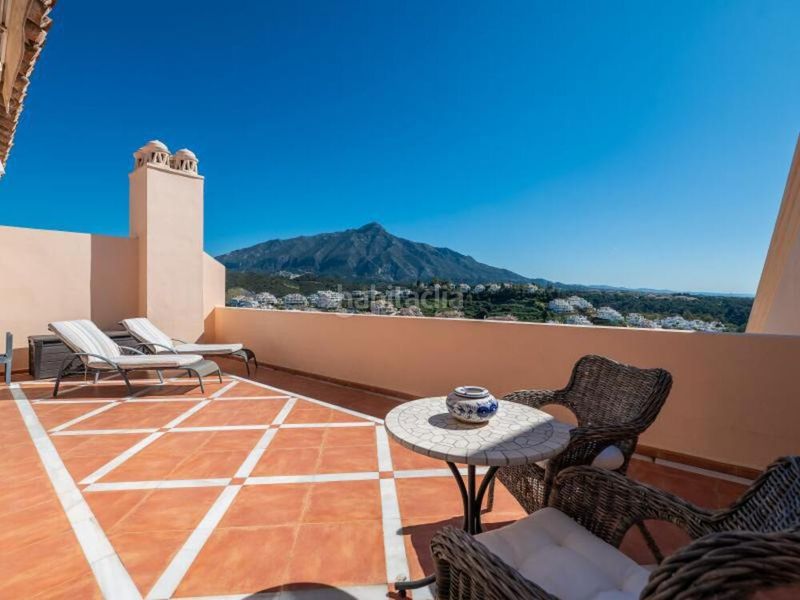 Foto d8daee98-0905-46bc-a0a2-b2afd215b45a. Rent penthouse with parking pool in Los Naranjos Marbella