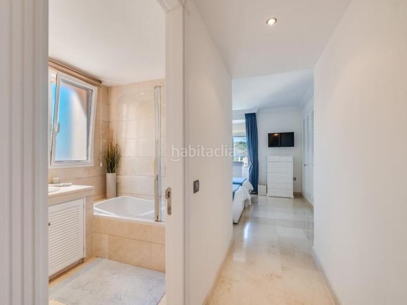 Foto e5ad0415-e8b1-49f8-a91a-4ae1a6038464. Rent penthouse with parking pool in Los Naranjos Marbella