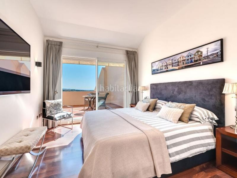 Foto f69e7e1b-c3d2-43c1-ba9a-90e76cc84c94. Rent penthouse with parking pool in Los Naranjos Marbella