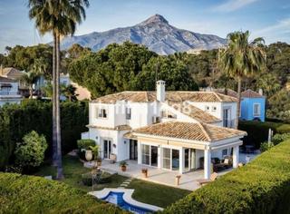 Haus in Los Naranjos. Elegante villa familiar con piscina privada en marbella country