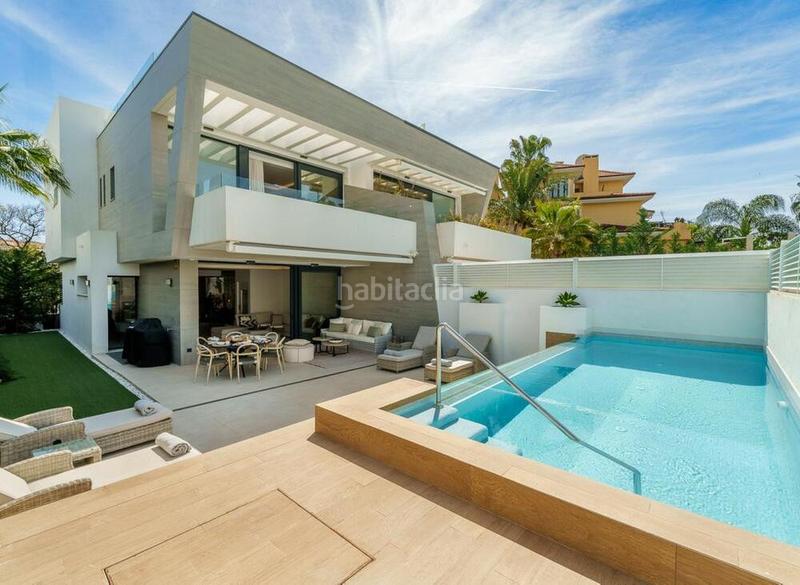 Foto deb2ddfb-6ed0-4918-85aa-ca225123f8a0. Maison jumelée avec parking piscine dans Puerto Banús Marbella