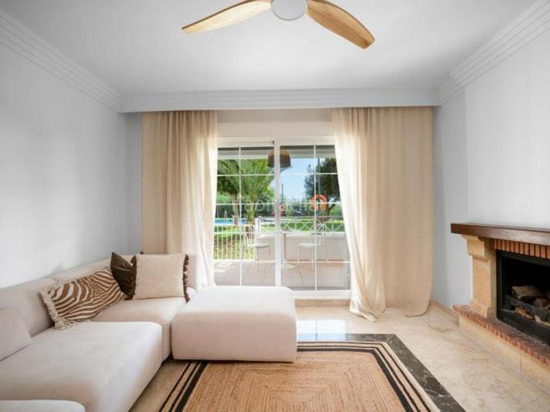 Foto 566cebcc-755a-47c1-8280-e0a80a944594. Ground floor with parking pool in Río Real Marbella