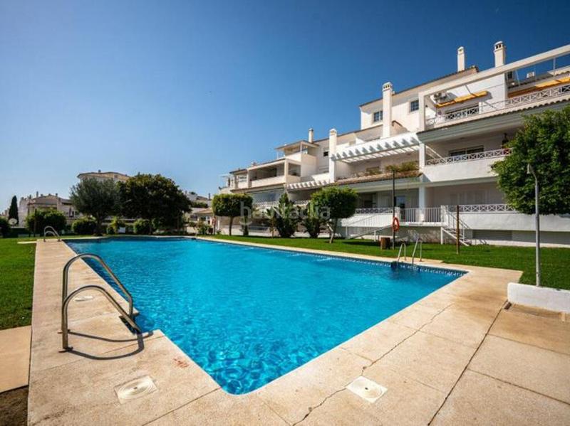 Foto 802f887d-0650-4d05-aa2b-d6f1f207ca38. Ground floor with parking pool in Río Real Marbella