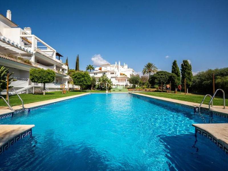 Foto b101becf-74a7-426b-9563-8d9d0fce0e2e. Ground floor with parking pool in Río Real Marbella