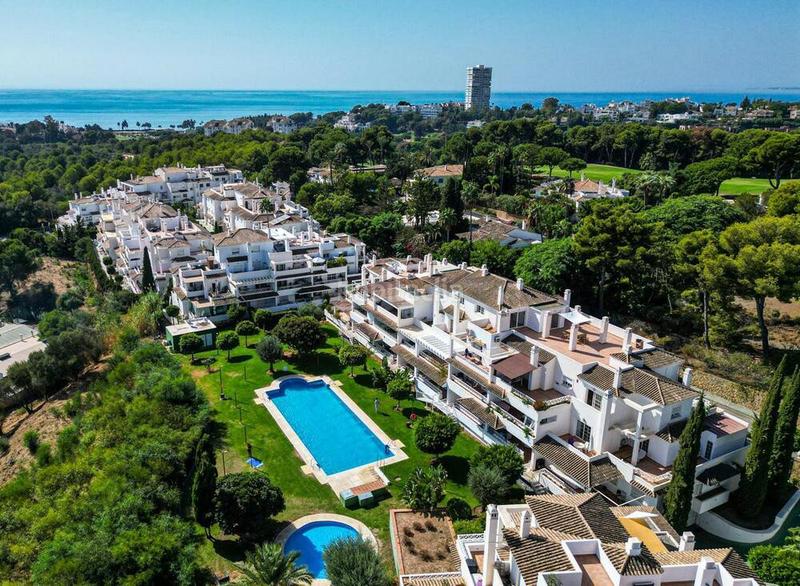 Foto db341eb0-7daa-4f81-b070-810cc66df855. Ground floor with parking pool in Río Real Marbella