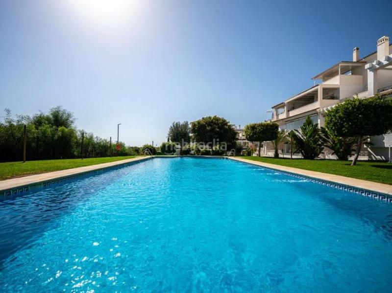 Foto dbd2711b-d636-47d2-9a8d-704df224c88c. Ground floor with parking pool in Río Real Marbella