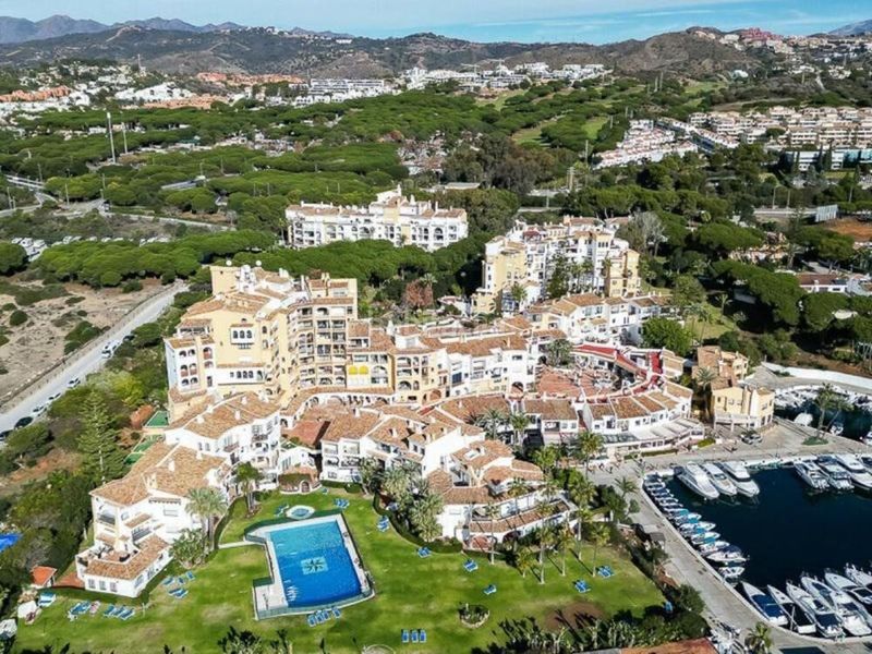 Foto ff6895ce-6017-4af4-a339-100deeef6f51. Rez-de-chaussée avec parking piscine dans Cabopino - Artola Marbella