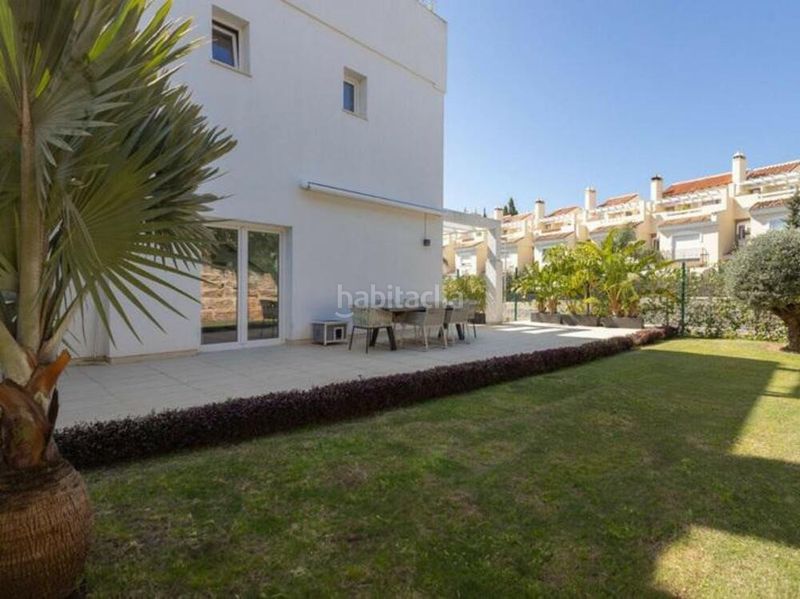 Foto 2221b9cb-834b-45aa-ac42-a53460410141. Casa aparellada amb piscina a Calahonda Mijas
