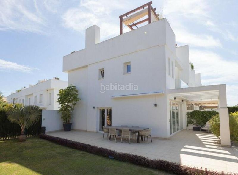 Foto 316f95ea-4fa3-48b5-b9f3-d80a63a44f8d. Casa aparellada amb piscina a Calahonda Mijas