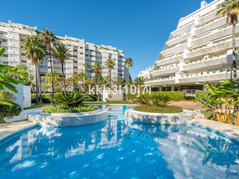 Foto 354aa718-0120-435e-bc90-07ab4110571e. Apartament amb aparcament piscina a Playa de la Fontanilla Marbella
