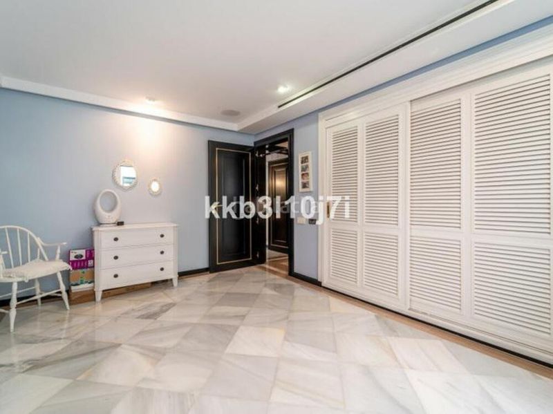 Foto 59fae94c-b0eb-4a74-889d-5cc6e2eb512a. Apartament amb aparcament piscina a Playa de la Fontanilla Marbella