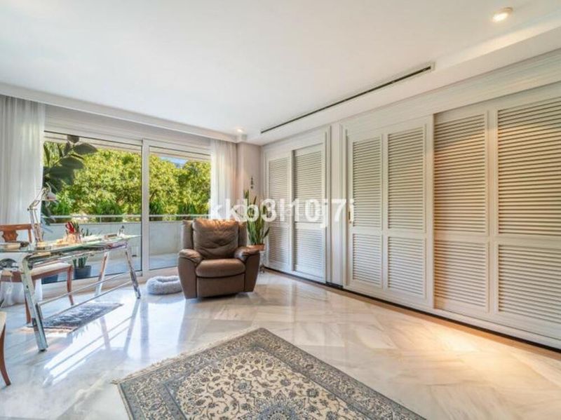 Foto 7e02d6f7-f20d-4d0b-9baf-5a5314b5e7a9. Apartament amb aparcament piscina a Playa de la Fontanilla Marbella