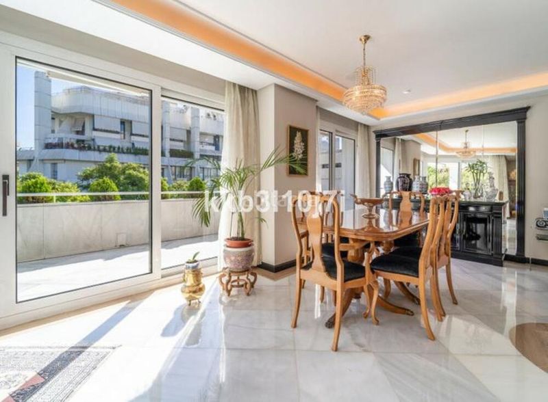 Foto 84f1b3a1-0e59-4d3f-bc14-937b4bc06f77. Apartament amb aparcament piscina a Playa de la Fontanilla Marbella