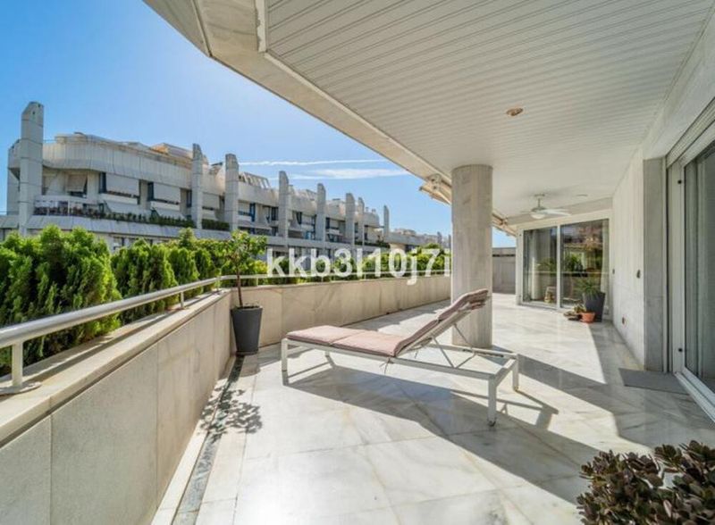 Foto 851740e6-af18-4c7e-a8d7-98e8722c2ed8. Apartament amb aparcament piscina a Playa de la Fontanilla Marbella