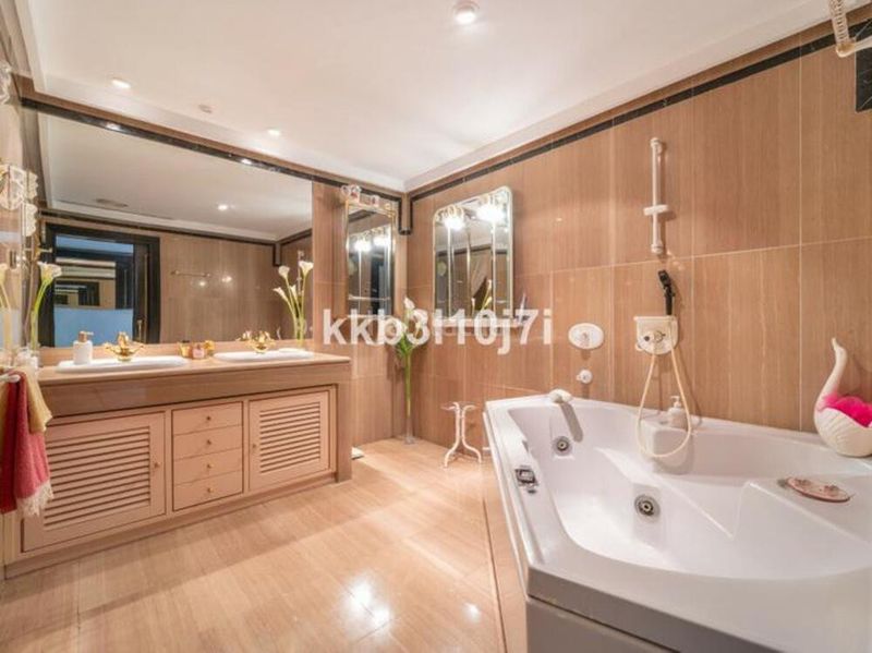 Foto 8c2b4c63-6ad4-4472-9249-0ad930b01995. Apartament amb aparcament piscina a Playa de la Fontanilla Marbella