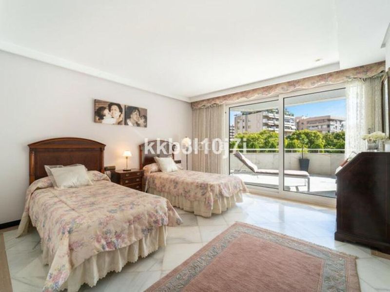 Foto b2d3c3dc-d128-46bb-96c7-33443d67799d. Apartament amb aparcament piscina a Playa de la Fontanilla Marbella