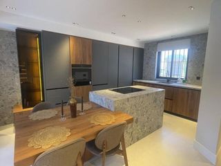 Reihenhaus in San Pedro de Alcántara Pueblo. Moderno adosado totalmente reformado a escasos pasos de la playa