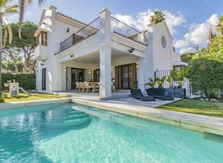 Casa a Nagüeles Alto. Elegante villa en la prestigiosa zona de nagüeles, marbella