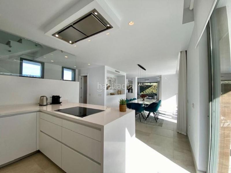 Foto 7794dd79-a7e4-4ec3-9abd-fe5abe7137a5. Lloguer casa amb aparcament piscina a Nueva Atalaya Estepona