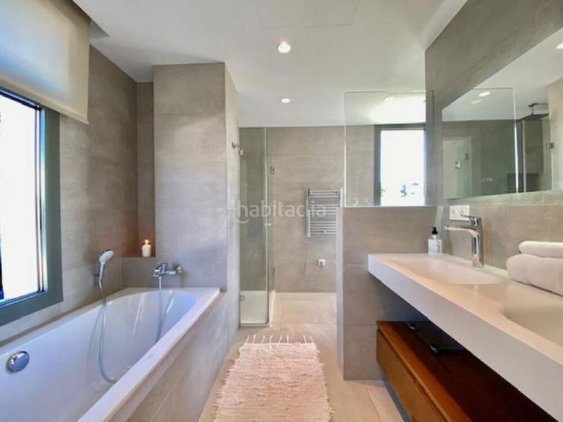 Foto 947c2e8d-e9be-4e03-a0ce-9a0a3e5ade8a. Lloguer casa amb aparcament piscina a Nueva Atalaya Estepona
