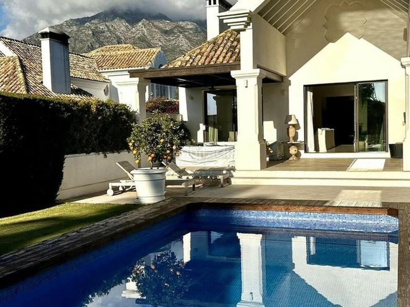 Foto ab2b8029-1810-46e7-b133-9d51dcd8ff27. Lloguer casa amb aparcament piscina a Puente Romano Marbella