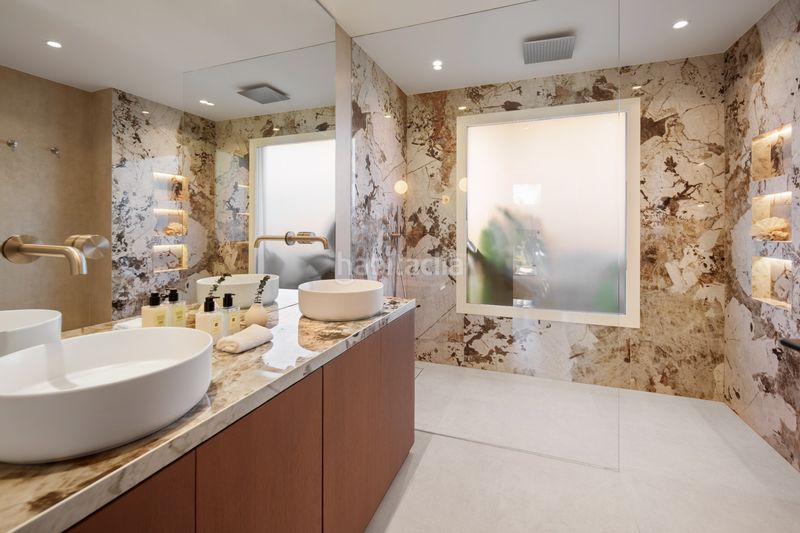 Foto 09ba0aff-ff79-4493-b1cc-d8e1beb75955. Casa aparellada amb aparcament piscina a lomas de Marbella club Marbella