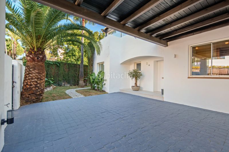 Foto 4b30c798-2181-4098-a54b-ca27d8dd7b84. Casa aparellada amb aparcament piscina a lomas de Marbella club Marbella