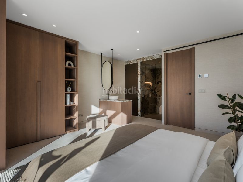 Foto 526ca9ff-5b2d-42c4-a9e3-2d570a5fbed3. Casa aparellada amb aparcament piscina a lomas de Marbella club Marbella