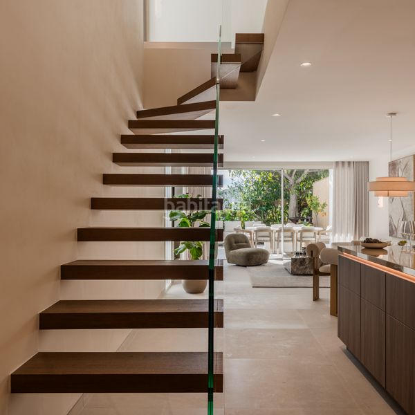 Foto 9fc78819-56e1-41a0-97dc-5c4c2328f039. Casa aparellada amb aparcament piscina a lomas de Marbella club Marbella