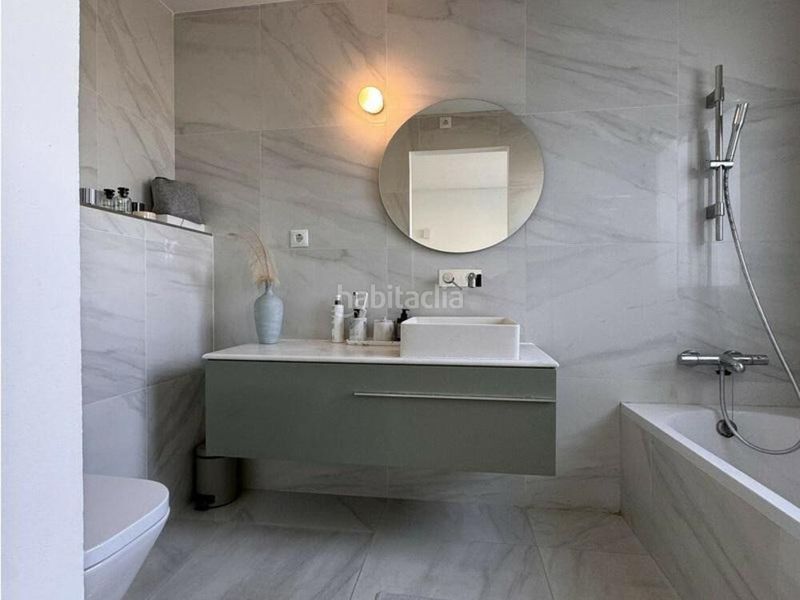 Foto e7559cec-b2bc-4a39-bc90-c8c02114b44c. Casa adossada amb calefacció aparcament piscina a Marbella