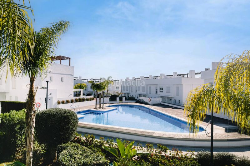 Foto 38d52a75-b83c-43e4-8a60-ea415b8ece81. Lloguer casa adossada amb aparcament piscina a Calahonda Mijas