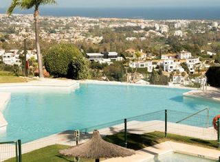 Planta baixa a Benahavís pueblo. Luminoso apartamento esquinero con jardín, amplia terraza y vist