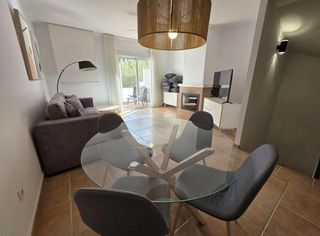 Location Maison jumelée à Benahavís pueblo. Elegante adosado de varios niveles con acceso privado al garaje