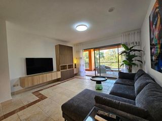 Rent Apartment in Atalaya. Elegante apartamento en primera línea de golf con servicios prem