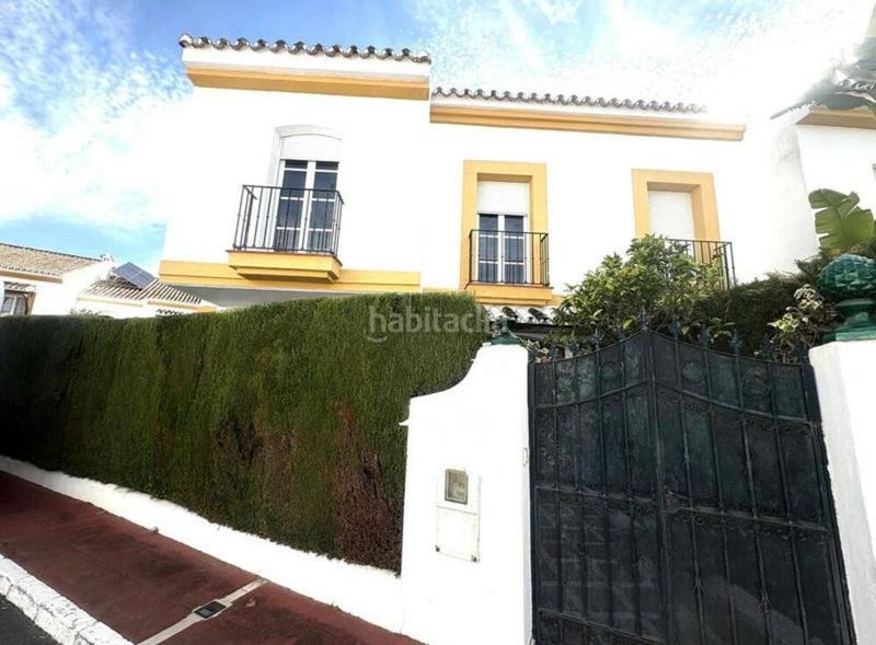 Foto 12a147cd-1e48-4704-ae29-b170cc421f7d. Casa aparellada amb piscina a Cancelada Estepona