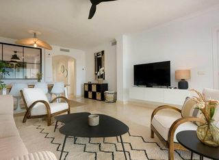 Planta baixa a Benahavís pueblo. Apartamento ajardinado panorámico con vistas al mar y al golf