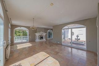 Casa en Paraiso - Barronal. Villa exclusiva con un increíble potencial de renovación en el p