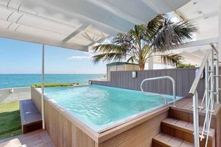 Duplex in Bahía Dorada. Impresionante dúplex totalmente reformado a solo unos pasos del