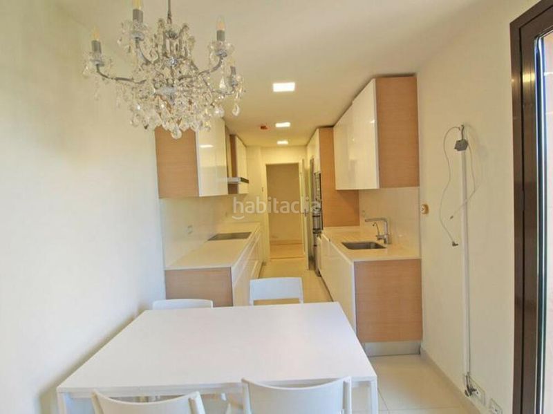 Foto 869217a9-b3ae-48c6-9348-d8441561de38. Àtic amb aparcament piscina a Casasola Estepona